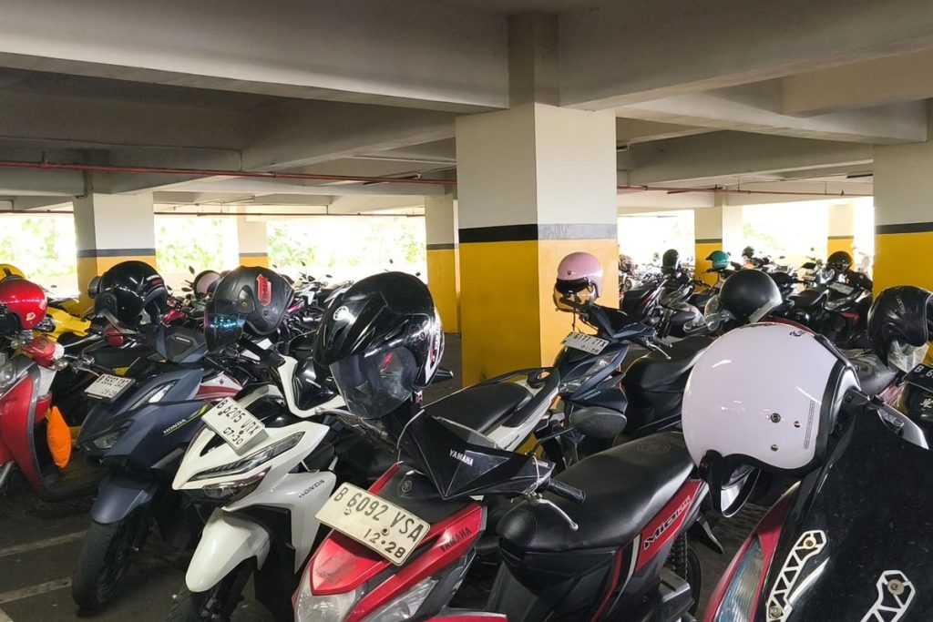 parkir motor di kampus